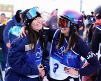 女子スロープスタイルでメダル獲得を確信し、笑顔の深田茉莉（左）と村瀬心椛＝リビーニョ（共同）