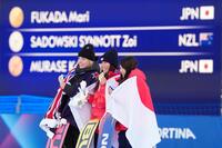 女子スロープスタイルの表彰式で笑顔を見せる金メダルの深田茉莉（中央）と銅メダルの村瀬心椛（右）＝リビーニョ（共同）