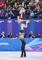 ペアフリーで演技する三浦璃来（上）、木原龍一組＝１６日