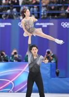 ペアフリーで演技する三浦璃来（上）、木原龍一組＝１６日