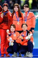 女子団体追い抜きで銅メダルを獲得した（前列右から）高木美帆、佐藤綾乃、（後列右から）野明花菜、堀川桃香＝１７日（共同）