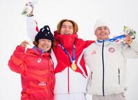 男子スロープスタイルで銀メダルを獲得し、表彰式で笑顔の長谷川帝勝（左）。中央は優勝した蘇翊鳴＝リビーニョ（共同）