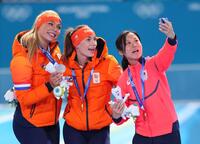 女子５００メートルで金メダルのフェムケ・コク（中）、銀メダルのユタ・レールダム（左）と記念撮影する銅メダルの高木美帆