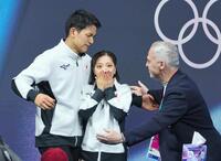 ペアフリーの得点を確認し、喜ぶ三浦璃来（中）、木原龍一組。右はブルーノ・マルコットコーチ＝ミラノ