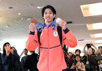 メダルを両手に笑顔を見せる堀島行真（撮影・佐藤厚）