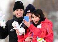 女子スロープスタイルの表彰式で記念撮影する（右から）銅メダルの村瀬心椛、金メダルの深田茉莉ら＝リビーニョ（共同）