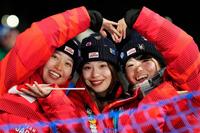 フリースタイルスキー女子ビッグエアの古賀結那選手の応援に駆けつけた（左から）藤木日菜、中尾春香、冨高日向子のモーグル３選手。特大のハートで後押ししています
