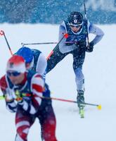 後半距離で力走する山本涼太（奥）