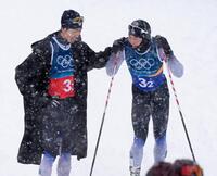 男子団体スプリントの後半距離で、ゴールした山本涼太（右）をねぎらう渡部暁斗