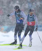 後半距離で渡部暁斗（右）から山本涼太にリレー