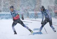 後半距離で山本涼太（右）から渡部暁斗にリレー