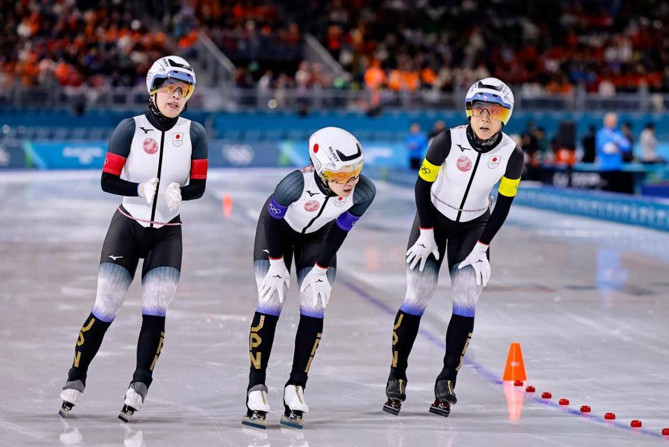 女子団体追い抜き３位決定戦　レースを終えた（左から）佐藤綾乃、野明花菜、高木美帆。銅メダルを獲得した＝ミラノ（共同）