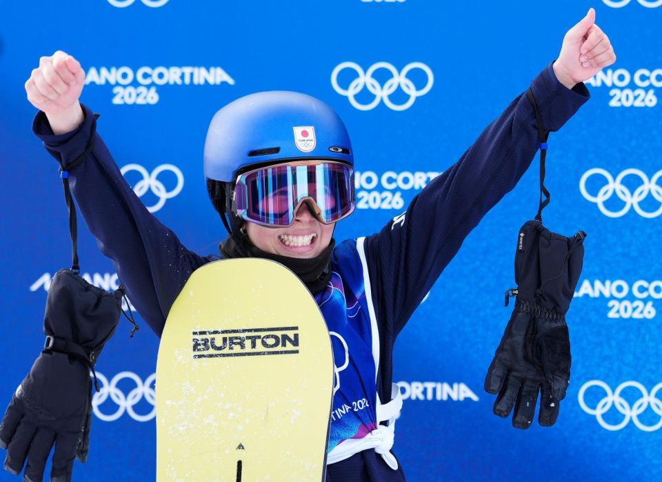 女子スロープスタイル決勝　３回目の得点を確認し喜ぶ深田茉莉＝リビーニョ（共同）