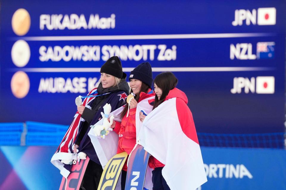 女子スロープスタイルの表彰式で笑顔を見せる金メダルの深田茉莉（中央）と銅メダルの村瀬心椛（右）＝リビーニョ（共同）