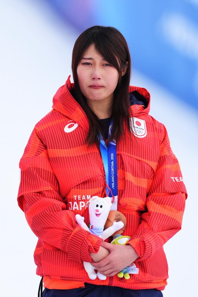 目を赤くしながら表彰式に臨む村瀬心椛（写真提供：AP／アフロ）