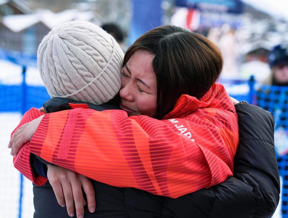 女子スロープスタイルで金メダルを獲得し、家族と喜ぶ深田茉莉（共同）