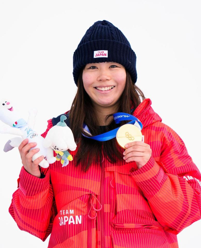 ミラノ・コルティナ冬季五輪のスノーボード女子スロープスタイルで金メダルを獲得し、笑顔を見せる深田茉莉＝18日、イタリア・リビーニョ（共同）