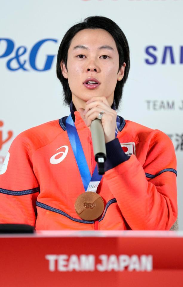 メダルを胸に記者会見するノルディックスキー・ジャンプ男子の小林陵侑＝18日、イタリア・ミラノ（共同）