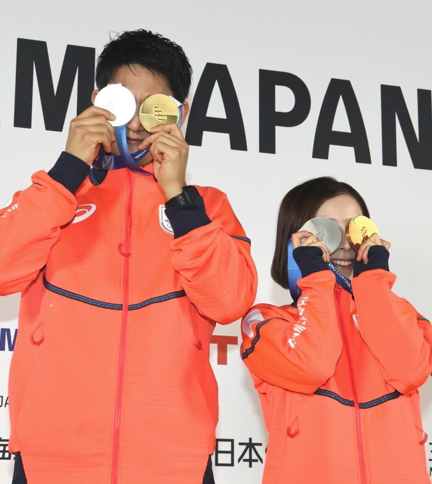 ペアフリーから一夜明け、金メダルを手におどける三浦璃来（右）、木原龍一組＝１７日