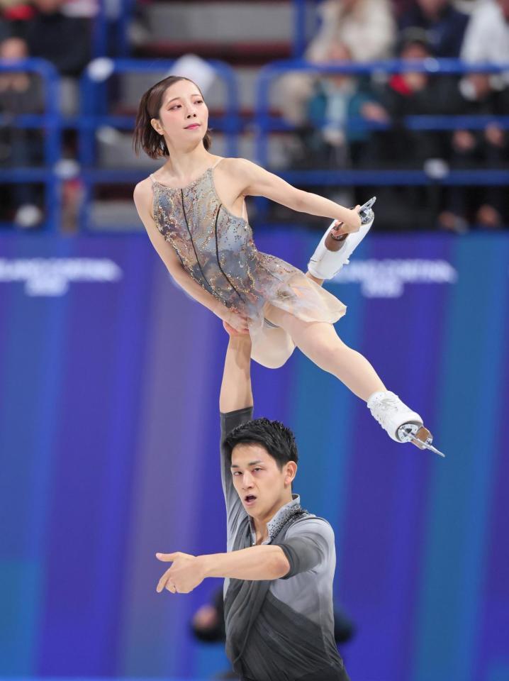 ペアフリーで演技する三浦璃来（上）、木原龍一組＝１６日