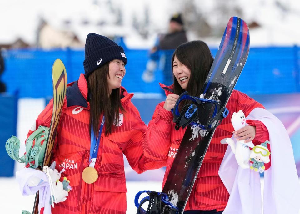 女子スロープスタイルの表彰式を終え、笑顔を見せる金メダルの深田茉莉（左）と銅メダルの村瀬心椛＝リビーニョ（共同）