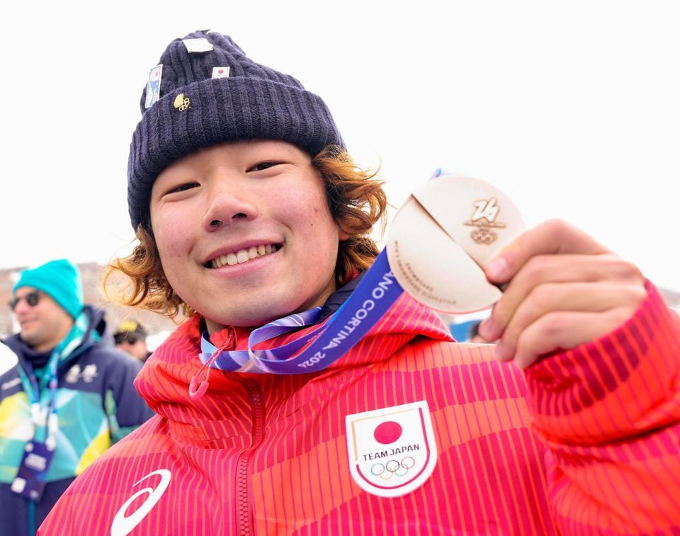 ミラノ・コルティナ冬季五輪のスノーボード男子スロープスタイルで銀メダルを獲得し、笑顔を見せる長谷川帝勝＝18日、イタリア・リビーニョ（共同）