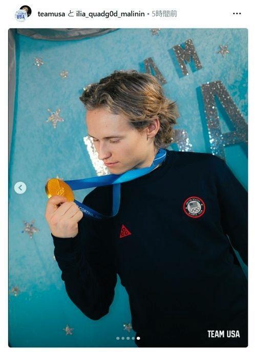 　金メダルを見つめるマリニン。米国選手団のインスタグラム（ｔｅａｍｕｓａ）より