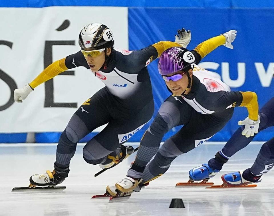 男子１５００メートル準決勝で吉永一貴（右）と競り合う渡辺啓太