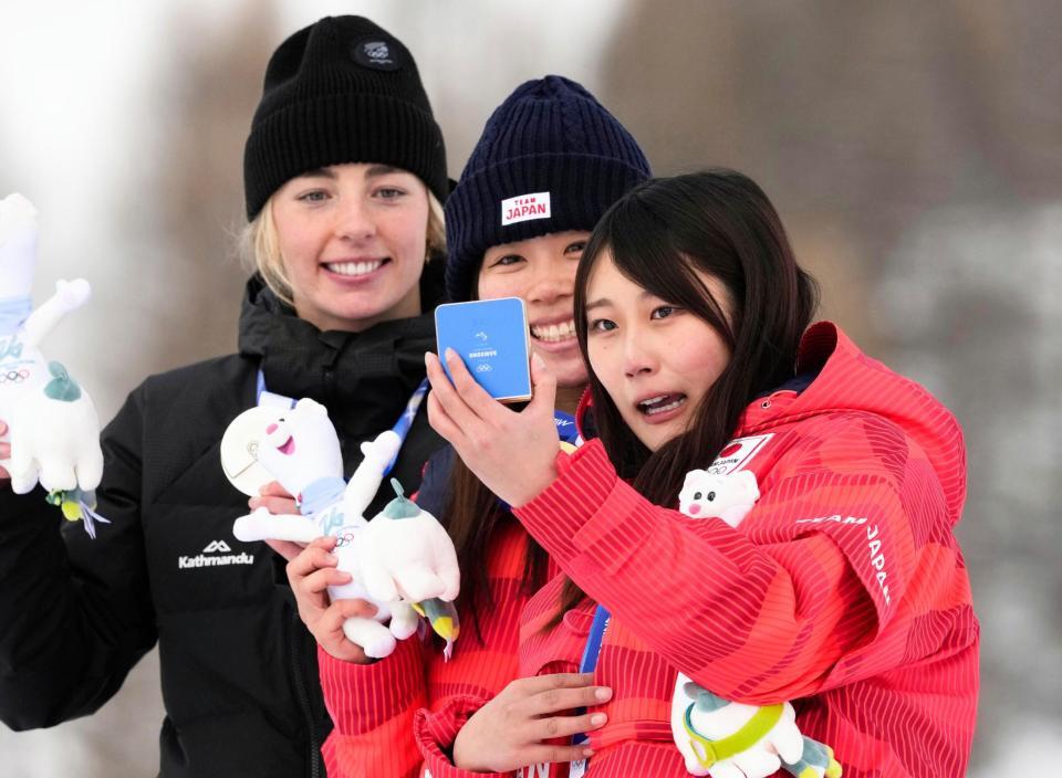 女子スロープスタイルの表彰式で記念撮影する（右から）銅メダルの村瀬心椛、金メダルの深田茉莉ら＝リビーニョ（共同）