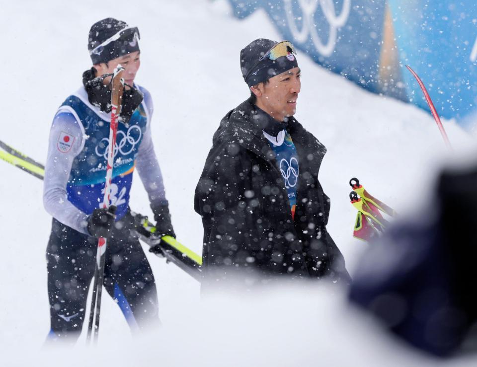 男子団体スプリントの競技を終えた渡部暁斗（右）と山本涼太