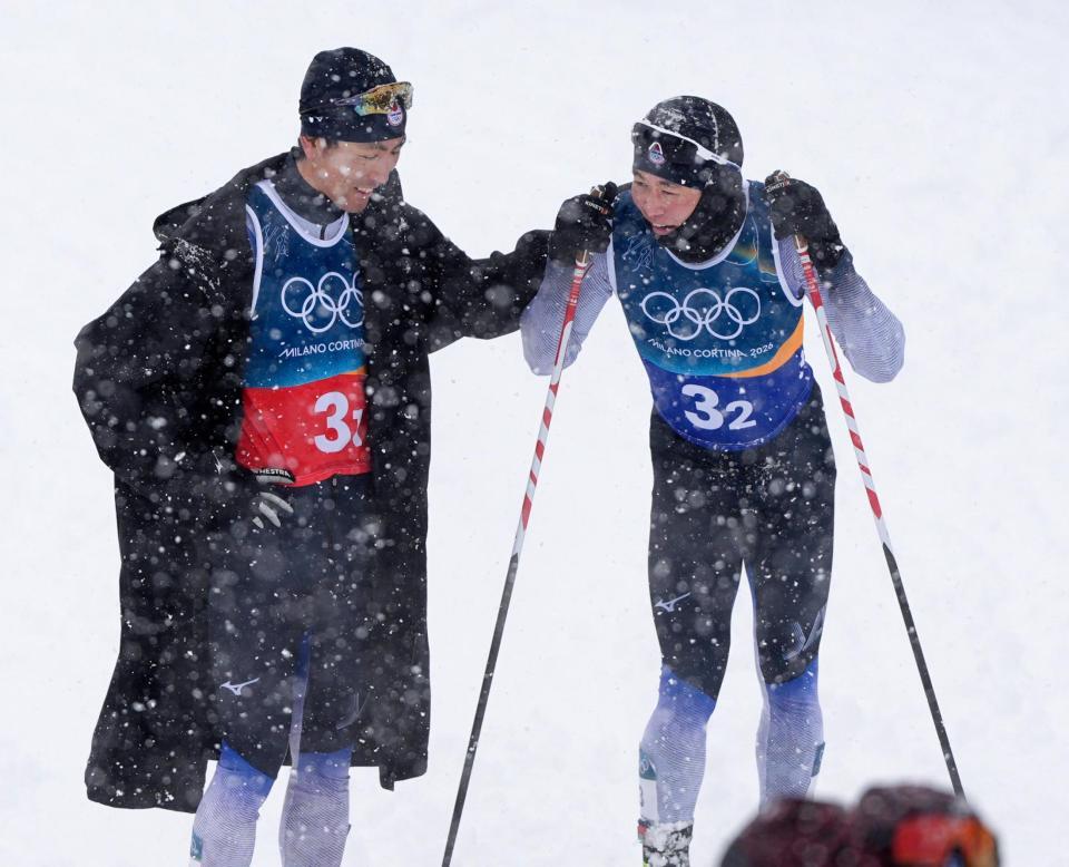 男子団体スプリントの後半距離で、ゴールした山本涼太（右）をねぎらう渡部暁斗