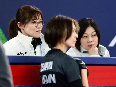 日本－中国　第９エンド、吉村（手前）と話をする小笠原監督（左）と船山コーチ＝コルティナダンペッツォ（共同）