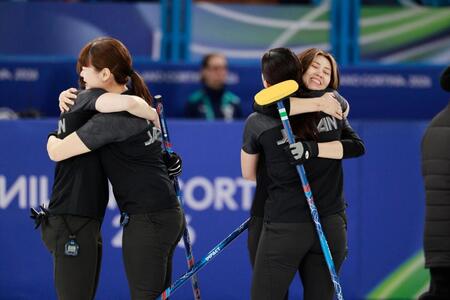 １次リーグ最終戦で中国に勝利し、喜ぶ吉村（右端）ら＝コルティナダンペッツォ（共同）