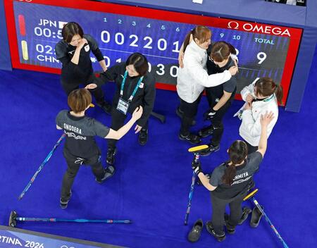 １次リーグ最終戦で中国に勝利し、喜ぶ吉村（左上）ら日本チーム＝コルティナダンペッツォ（共同）