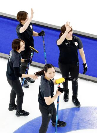 １次リーグ最終戦で中国に勝利し、喜ぶ（右から時計回りに）小谷、近江谷、吉村、小野寺＝コルティナダンペッツォ（共同）