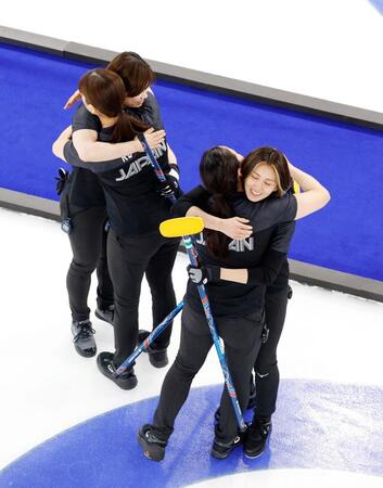 １次リーグ最終戦の中国に勝利し、喜ぶ吉村（右端）ら＝コルティナダンペッツォ（共同）