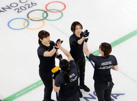 日本－中国　第４エンドに追加点を奪い、タッチを交わす（奥左から）小谷、吉村ら＝コルティナダンペッツォ（共同）