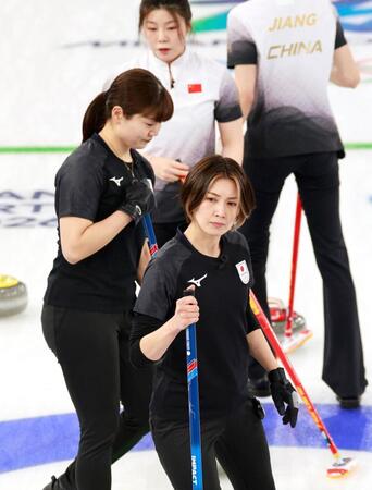 日本－中国　第７エンドに２点を奪われ、厳しい表情の吉村（手前）ら＝コルティナダンペッツォ（共同）