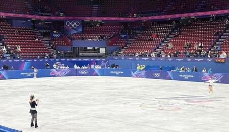 リュウ（手前）が写真撮影中にポーズをとって入り込む坂本花織