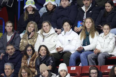 観戦するネーサン・チェン（右から３人目）＝ミラノ・アイススケートアリーナ（撮影・吉澤敬太）