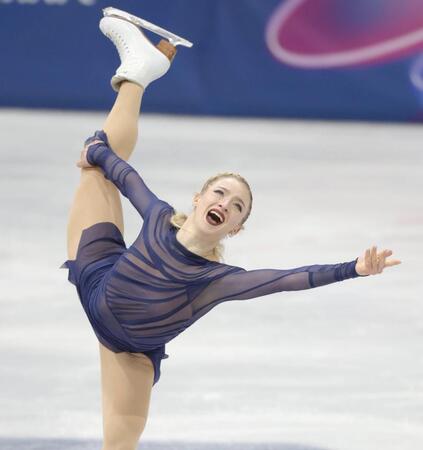 笑顔で舞う米国のアンバー・グレン＝ミラノ・アイススケートアリーナ（撮影・吉澤敬太）