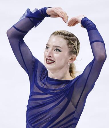 女子フリーの演技を終え、客席に向かいハートマークをつくるアンバー・グレン＝ミラノ（共同）