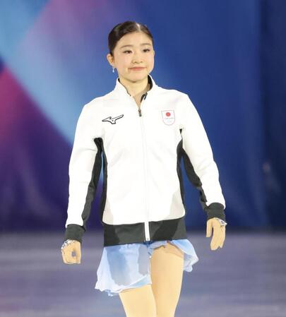 笑顔で登場した千葉百音＝ミラノ・アイススケートアリーナ（撮影・吉澤敬太）