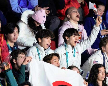 女子フリー最終グループの選手に声援を送る（中段右から）鍵山優真、佐藤駿、三浦佳生＝ミラノ（共同）