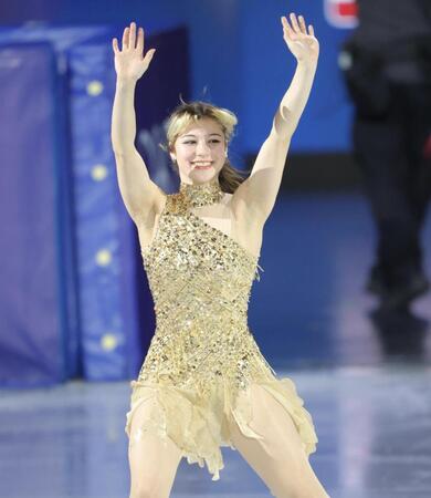 笑顔の米国のアリサ・リュウ＝ミラノ・アイススケートアリーナ（撮影・吉澤敬太）