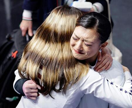 女子フリーの得点を確認し、アリサ・リュウと抱き合い涙を流す坂本花織＝ミラノ（共同）