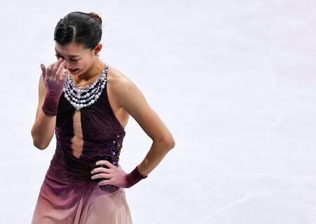 女子フリーの演技を終え、目頭を押さえてリンクを後にする坂本花織＝ミラノ（共同）