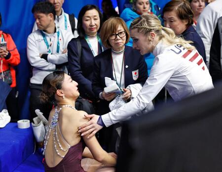 女子の順位が確定し、アンバー・グレン（手前右）に声をかけられる坂本花織＝ミラノ（共同）