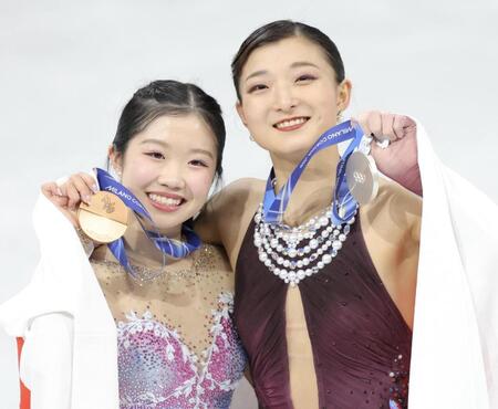 メダルを掲げる坂本花織（右）と中井亜美