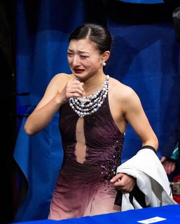 女子で銀メダルとなり、涙を流す坂本花織＝ミラノ（共同）